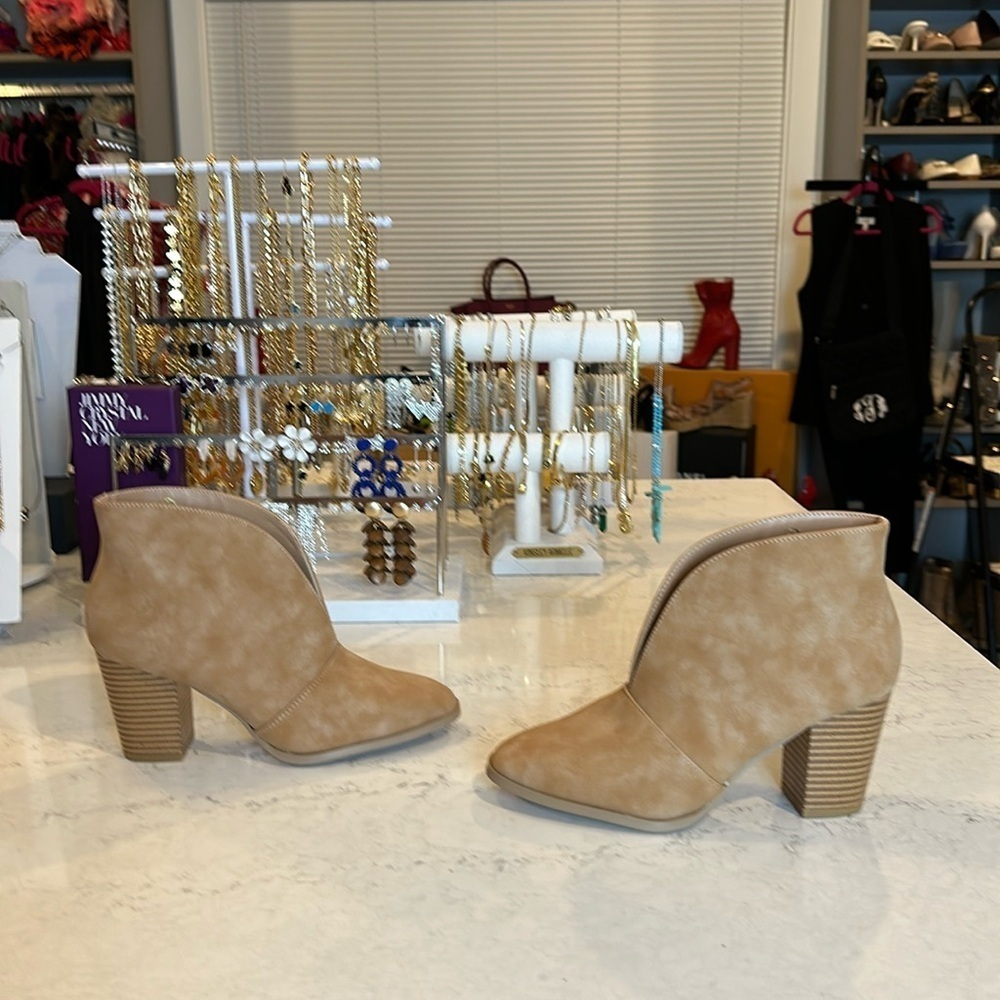 Unbranded tan heeled ankle booties size 7